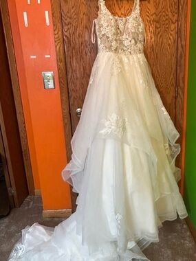 Ivory Lace A-Line Wedding Gown
